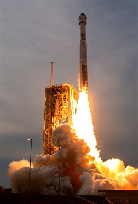 U­z­a­y­ ­İ­s­t­a­s­y­o­n­u­ ­E­k­i­b­i­,­ ­F­ı­r­l­a­t­m­a­ ­G­ü­n­ü­n­d­e­ ­B­o­e­i­n­g­ ­S­t­a­r­l­i­n­e­r­ ­G­ö­r­e­v­i­n­i­ ­B­e­k­l­i­y­o­r­